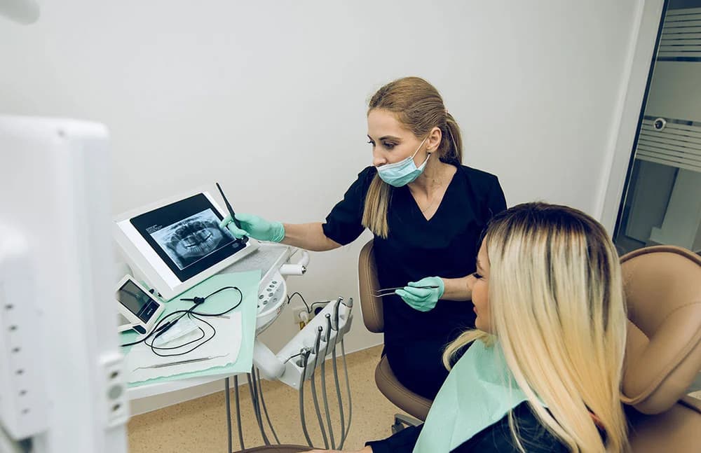 Consultație stomatologică Rose Dental Expert — medic explicând radiografia pacientului, Suceava