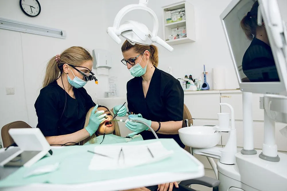 Medici și asistente Rose Dental Expert în cabinet stomatologic Suceava