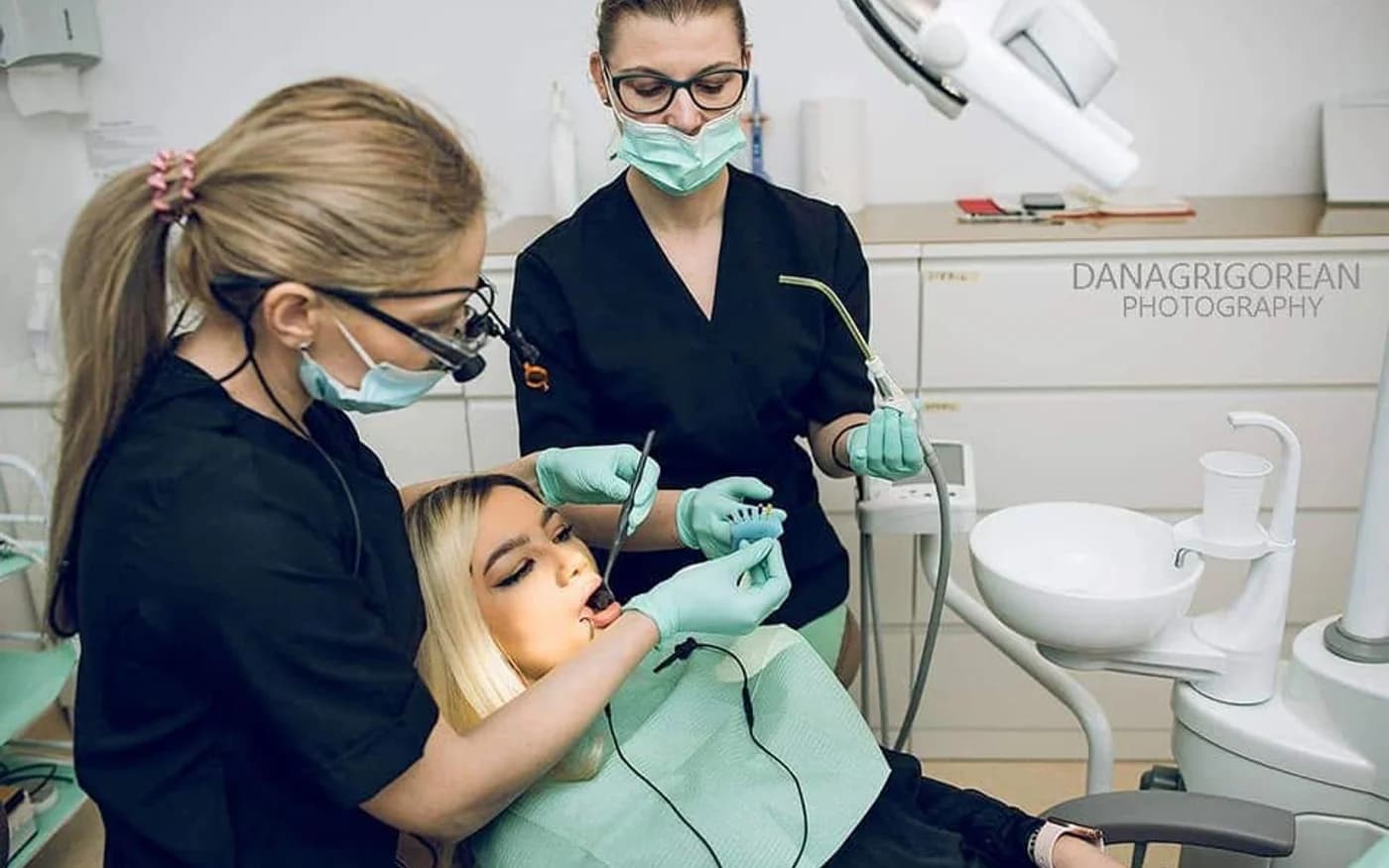 tratament stomatologic de precizie cu lupă dentară — Rose Dental Expert Suceava