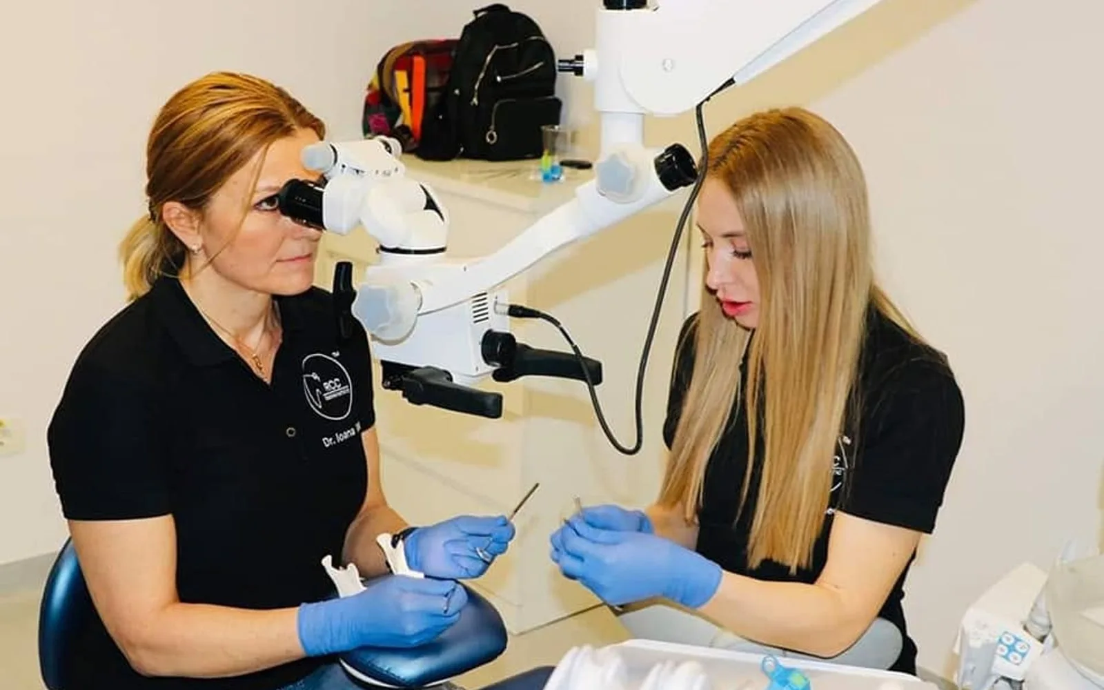 Microscop dentar și tratament endodontic în Suceava